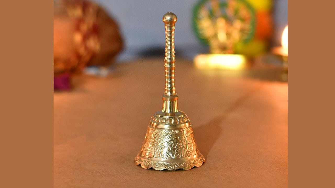 આપણે આપણા ઘરોમાં જે ઘંટડીનો ઉપયોગ કરીએ છીએ તે ગરુડ ઘંટડી છે. એવું માનવામાં આવે છે કે ઘંટડી પર રહેલું ગરુડ પક્ષી ભગવાન વિષ્ણુને ભક્તોનો સંદેશ આપે છે.