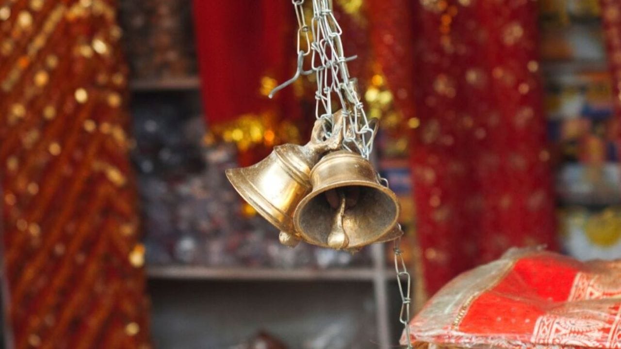 ઘંટને ચેતના વધારવાના સાધન તરીકે પણ ઓળખવામાં આવે છે. ઘંટનો અવાજ શરીરના સાત ચક્રોને જાગૃત કરે છે, સંતુલન જાળવી રાખે છે. તે માત્ર ધાર્મિક દ્રષ્ટિકોણથી જ નહીં પરંતુ વૈજ્ઞાનિક દ્રષ્ટિકોણથી પણ મહત્વપૂર્ણ છે. આ જ કારણ છે કે તેનો ઉપયોગ મુખ્યત્વે ધાર્મિક વિધિઓમાં થાય છે.