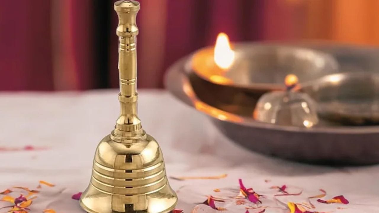 હિન્દુ ધર્મમાં, શંખ અને ઘંટ પૂજા દરમિયાન વગાડવા આવશ્યક છે. મંદિરોમાં ઘણીવાર મોટો ઘંટ હોય છે, જે ભક્તો દેવતાને પ્રાર્થના કરતી વખતે વગાડે છે. તેમજ ઘરમાં આપણે નાની ઘંટડી વગાડીએ છે. સ્કંદ પુરાણ, અગ્નિ પુરાણ અને તંત્ર ગ્રંથોમાં ઘંટનું વર્ણન કરવામાં આવ્યું છે. એવું માનવામાં આવે છે કે ઘંટ કે ઘંટડી વગાડવાના ઘણા ફાયદા છે ચાલો જાણીએ 