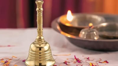 હિન્દુ ધર્મમાં, શંખ અને ઘંટ પૂજા દરમિયાન વગાડવા આવશ્યક છે. મંદિરોમાં ઘણીવાર મોટો ઘંટ હોય છે, જે ભક્તો દેવતાને પ્રાર્થના કરતી વખતે વગાડે છે. તેમજ ઘરમાં આપણે નાની ઘંટડી વગાડીએ છે. સ્કંદ પુરાણ, અગ્નિ પુરાણ અને તંત્ર ગ્રંથોમાં ઘંટનું વર્ણન કરવામાં આવ્યું છે. એવું માનવામાં આવે છે કે ઘંટ કે ઘંટડી વગાડવાના ઘણા ફાયદા છે ચાલો જાણીએ 