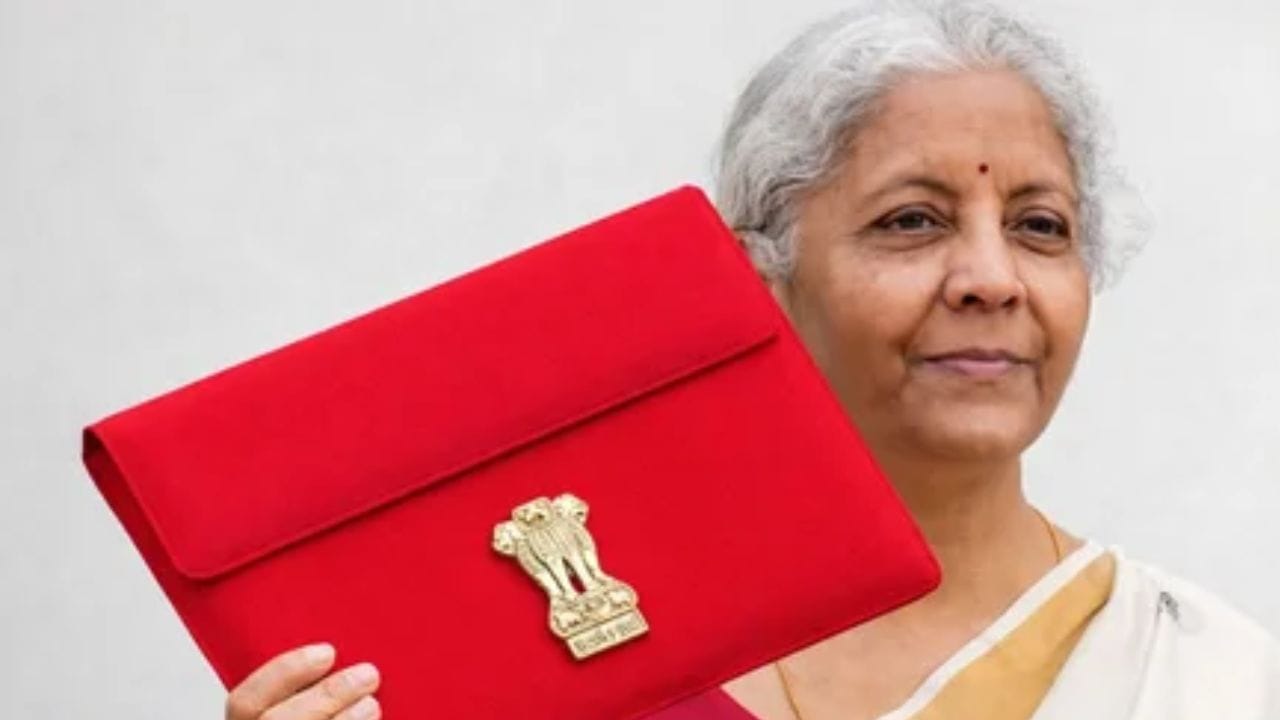 વધુમાં, સરકાર તેના ખર્ચને ભંડોળ પૂરું પાડવા માટે નાની બચત યોજનાઓ (જેમ કે PPF અથવા પોસ્ટ ઓફિસ બચત) માં આપણે જે પૈસા જમા કરીએ છીએ તેનો પણ ઉપયોગ કરે છે. જો જરૂરી હોય તો, સરકાર વિદેશી સંસ્થાઓ અથવા અન્ય દેશો પાસેથી પણ ઉધાર લે છે. કેટલીકવાર, સરકાર પોતાની કંપનીઓમાં હિસ્સો વેચીને મોટી રકમ એકત્ર કરે છે (જેને ડિસઇન્વેસ્ટમેન્ટ કહેવાય છે).