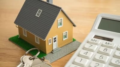 આગામી બજેટ 2026થી દરેક ક્ષેત્રને ચોક્કસ અપેક્ષાઓ હોય છે, પરંતુ જો તમે ભાડાના ઘરમાં રહો છો અથવા તમારું પોતાનું ઘર ખરીદવાનું સ્વપ્ન જુઓ છો, તો આ સમાચાર તમારા માટે અત્યંત મહત્વપૂર્ણ છે. રિયલ એસ્ટેટ ક્ષેત્રની સર્વોચ્ચ સંસ્થા, CREDAI એ નાણા મંત્રાલયને એક પ્રસ્તાવ રજૂ કર્યો છે, જેને સ્વીકારવામાં આવે તો, શહેરોમાં રહેતા મધ્યમ વર્ગ દ્વારા સામનો કરવામાં આવતી મોટી મુશ્કેલીઓને હળવી કરી શકાય છે. CREDAI એ સરકારને "નેશનલ રેન્ટલ હાઉસિંગ મિશન" શરૂ કરવા માટે ભારપૂર્વક વિનંતી કરી છે, જે તમારા ખિસ્સા અને જીવનશૈલી પર સીધી અસર કરશે.