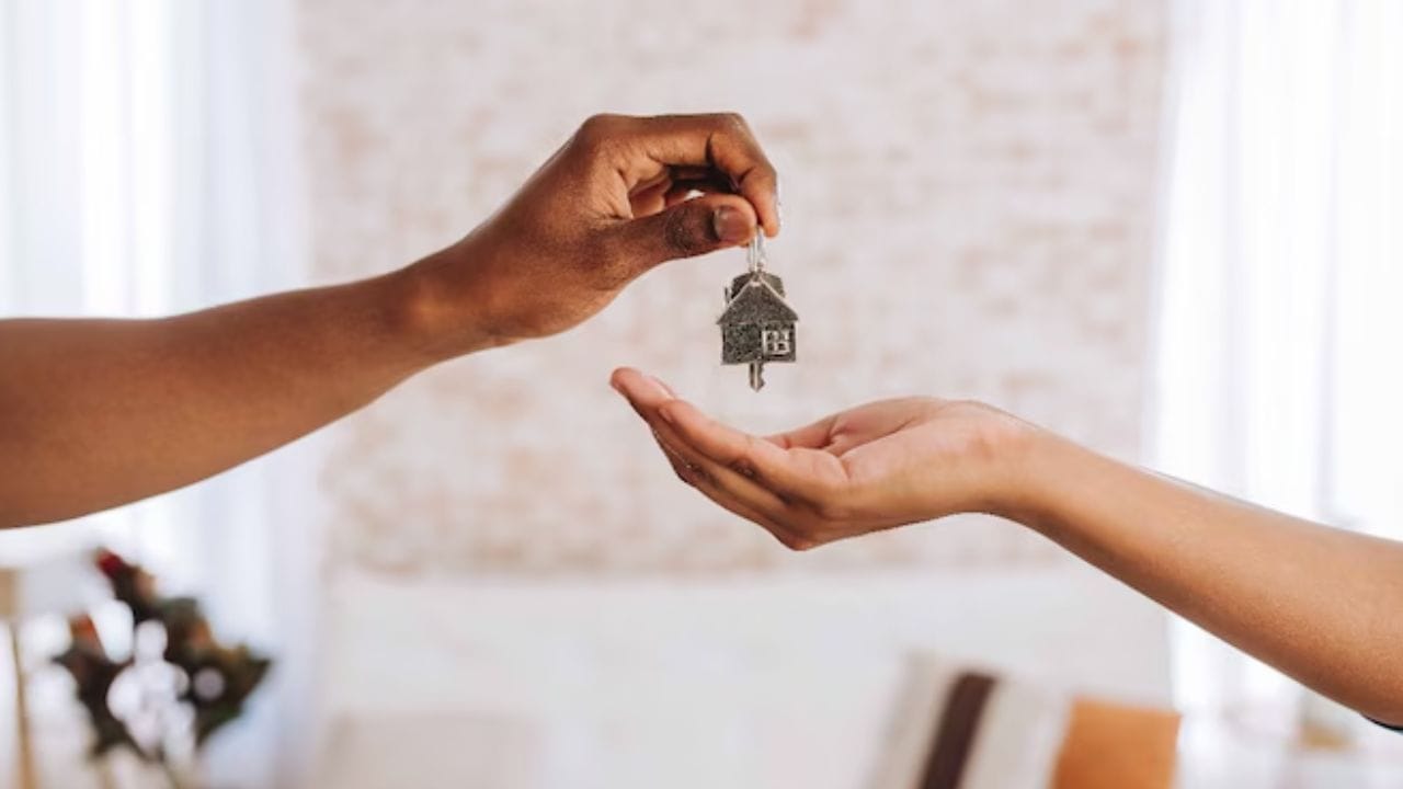 જો આ માંગ પૂરી થાય છે, તો મોટા ઘરો પણ સસ્તા વર્ગમાં આવશે, જેનાથી ખરીદદારોને ઓછો GST (હાલમાં 1%) અને અન્ય લાભો મળી શકશે. આ ઉપરાંત, હોમ લોનના વ્યાજ પર કર મુક્તિ વર્તમાન 2 લાખ રૂપિયાથી વધારીને 5 લાખ રૂપિયા કરવાની પણ ભલામણ કરવામાં આવી છે, જે ઘર ખરીદનારાઓ માટે મોટી રાહત સાબિત થઈ શકે છે.