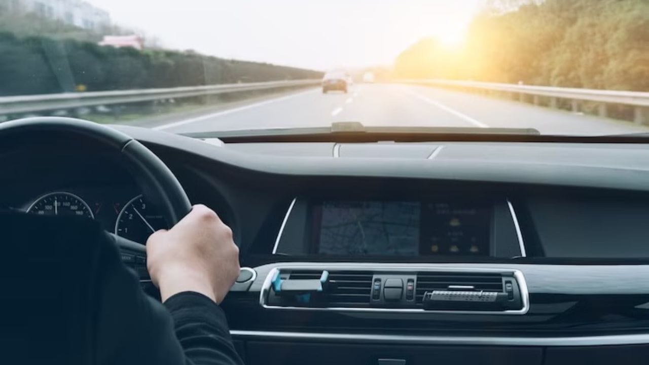 હીટરની માઇલેજ પર થતી અસરને સમજતા પહેલા, કાર હીટર કેવી રીતે કાર્ય કરે છે તે સમજવું મહત્વપૂર્ણ છે. એન્જિન ચાલતી વખતે ઘણી ગરમી ઉત્પન્ન કરે છે, જેને ઓવરહિટીંગ અટકાવવા માટે નિયંત્રિત કરવાની જરૂર છે.  જેની ઠંડક સિસ્ટમ આ ગરમીને દૂર કરવા માટે કામ કરે છે. જ્યારે તમે શિયાળામાં હીટર ચાલુ કરો છો, ત્યારે આ વધારાની ગરમી કેબિનમાં જાય છે. આનો અર્થ એ થાય કે હવાને ગરમ કરવા માટે કોઈ વધારાનું બળતણ બાળવામાં આવતું નથી.