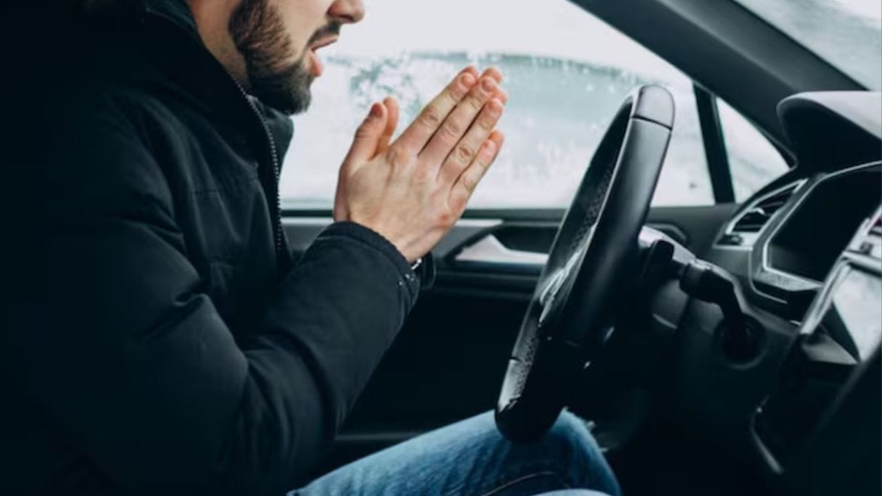 સામાન્ય રીતે, કારમાં હીટર ચલાવવાથી માઇલેજ પર ખાસ અસર થતી નથી. આનું કારણ એ છે કે હીટર એન્જિન દ્વારા પહેલેથી જ ઉત્પન્ન થતી ગરમીનો ઉપયોગ કરે છે. જોકે હીટરના બ્લોઅર ફેન ચલાવવાથી બેટરી અને અલ્ટરનેટર પર થોડો ભાર પડે છે, આ અસર ન્યૂનતમ છે. સામાન્ય સંજોગોમાં, હીટર ચલાવવાથી માઇલેજ પર ખાસ અસર થતી નથી. જો કે, જો હીટર ઘણા કલાકો સુધી સતત ચલાવવામાં આવે છે, તો તે માઇલેજ પર થોડી અસર કરી શકે છે.