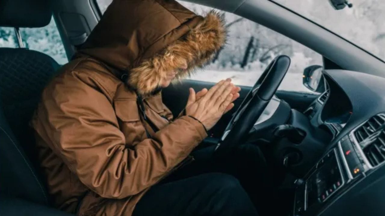 શિયાળા દરમિયાન, મોટાભાગના લોકો બાઇક કે સ્કૂટરને બદલે કારમાં મુસાફરી કરવાનું પસંદ કરે છે. કાર બંધ હોવાથી, ઠંડી હવા સીધી શરીરમાં પહોંચતી નથી, અને હીટર ચાલુ કરવાથી કેબિન ગરમ રહે છે. 