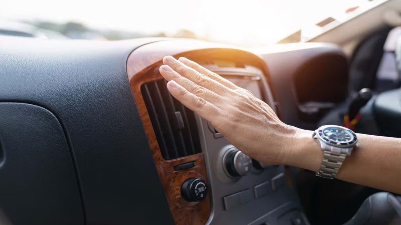 શિયાળાના આગમન સાથે, લગભગ દરેક ડ્રાઇવર માટે કાર હીટર ચાલુ કરવાની આદત બની જાય છે. બહારની કડકડતી ઠંડીથી બચવા માટે, લોકો મુસાફરી દરમિયાન હીટર ચાલુ કરે છે, જેનાથી કેબિન ગરમ અને આરામદાયક રહે છે. પરંતુ એક સામાન્ય પ્રશ્ન એ છે કે શું કાર હીટર ચલાવવાથી માઇલેજ પર અસર પડે છે. જો એમ હોય તો, કેટલી હદ સુધી? આ પ્રશ્ન ખાસ કરીને એવા લોકો માટે મહત્વપૂર્ણ બની જાય છે જેઓ દરરોજ કારમાં મુસાફરી કરે છે.