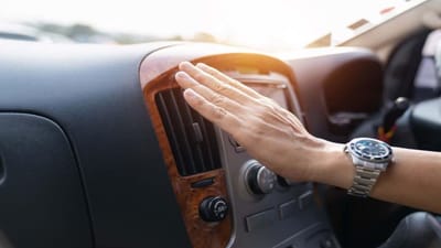 શિયાળાના આગમન સાથે, લગભગ દરેક ડ્રાઇવર માટે કાર હીટર ચાલુ કરવાની આદત બની જાય છે. બહારની કડકડતી ઠંડીથી બચવા માટે, લોકો મુસાફરી દરમિયાન હીટર ચાલુ કરે છે, જેનાથી કેબિન ગરમ અને આરામદાયક રહે છે. પરંતુ એક સામાન્ય પ્રશ્ન એ છે કે શું કાર હીટર ચલાવવાથી માઇલેજ પર અસર પડે છે. જો એમ હોય તો, કેટલી હદ સુધી? આ પ્રશ્ન ખાસ કરીને એવા લોકો માટે મહત્વપૂર્ણ બની જાય છે જેઓ દરરોજ કારમાં મુસાફરી કરે છે.