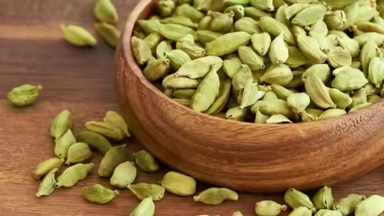 જેમની પાસે કોઈ બચત રહેતી નથી, તેઓએ હંમેશા તેમના પર્સમાં એલચી રાખવી જોઈએ. દર વખતે જ્યારે તમે તમારું પર્સ ખોલો છો, ત્યારે તેની સુગંધ સુખ અને સમૃદ્ધિની ભાવના લાવશે.