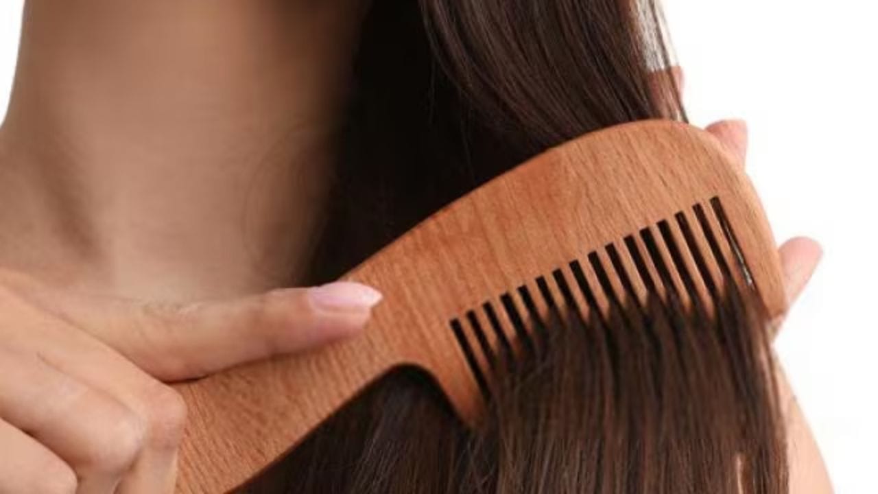 સ્ત્રીઓએ રાત્રે પોતાના વાળ ઓળીને તૂટેલા વાળ પણ ગમે ત્યાં ફેંકી દેવા ના જોઈએ. એવું કહેવાય છે કે જો કોઈ ખોટો વ્યક્તિ આ વાળ પકડી લે છે, તો તે તેનો ઉપયોગ મેલીવિદ્યા માટે કરી શકે છે. તેથી, વ્યક્તિએ દિવસ દરમિયાન પોતાના વાળ એકત્રિત કરવા જોઈએ અને તેને યોગ્ય જગ્યાએ ફેંકી દેવા જોઈએ.