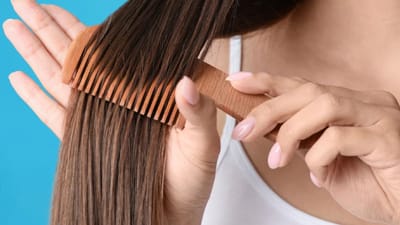 વાળ એ સ્ત્રીનું શણગાર છે, જે તેની સુંદરતામાં વધારો કરે છે. શાસ્ત્રોમાં વાળ અંગે ઘણી માન્યતાઓ છે. શાસ્ત્રો અનુસાર, સ્ત્રીઓએ વાળ બાંધવા જોઈએ. ખુલ્લા વાળ રાખવાને શોકનું પ્રતીક માનવામાં આવે છે. રાત્રે વાળ ઓળવા અશુભ માનવામાં આવે છે. ખુલ્લા વાળ સાથે મંદિરમાં પ્રવેશ કરવો અશુભ માનવામાં આવે છે. ચાલો જાણીએ સ્ત્રીઓના વાળ વિશે કેટલીક હકીકતો.