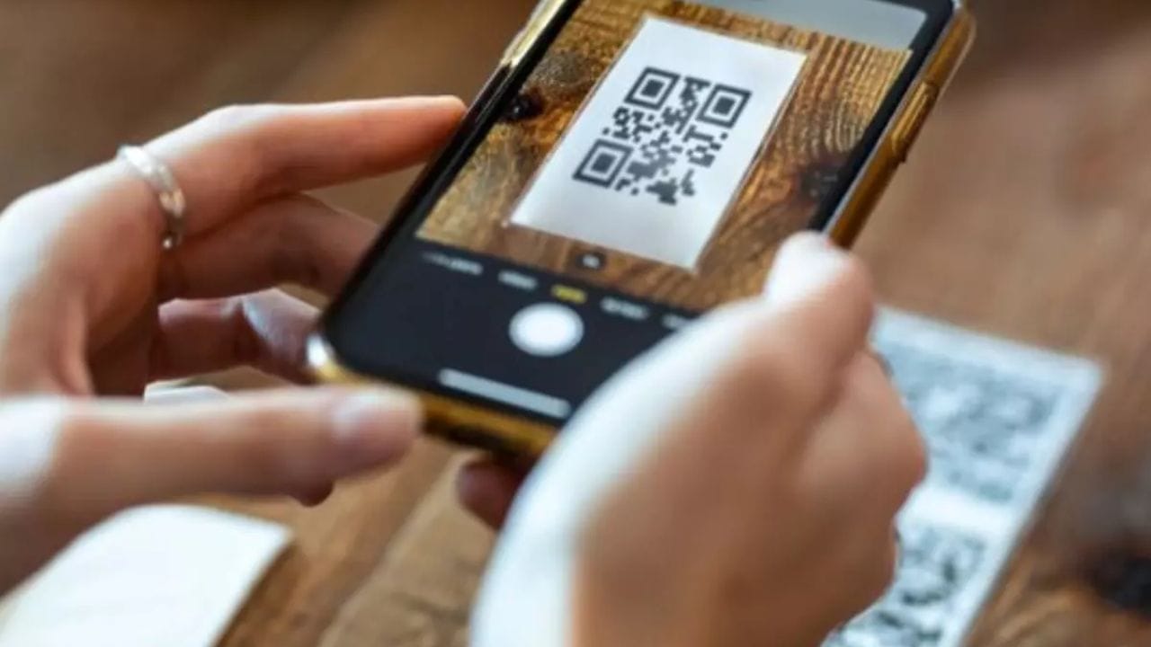 તેનો ઉપયોગ હવે વ્યાપક છે. જો તમે ઇચ્છો તો તમે તમારો પોતાનો QR કોડ પણ બનાવી શકો છો અને તેને તમારા ઉત્પાદન, વિઝિટિંગ કાર્ડ અથવા ટી-શર્ટ પર પ્રિન્ટ કરી શકો છો. તો ચાલો શીખીએ કે તમારો પોતાનો QR કોડ કેવી રીતે બનાવવો.