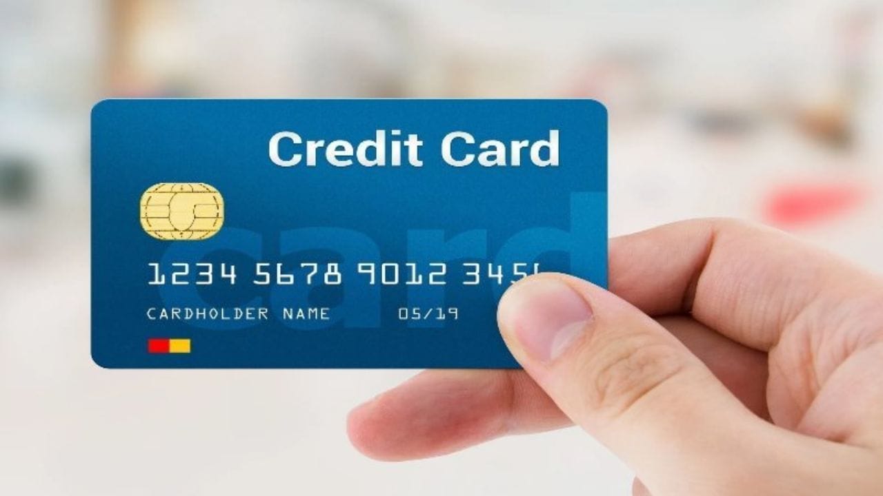 આજના સમયમાં, ક્રેડિટ કાર્ડ હવે ફક્ત ખરીદીનું સાધન નથી; તે તમારી સંપૂર્ણ નાણાકીય ઓળખનો એક ભાગ બની ગયું છે. બેંકો, ધિરાણ આપતી કંપનીઓ અને નાણાકીય સંસ્થાઓ તમારા ક્રેડિટ ઇતિહાસના આધારે તમને લોન આપવી કે નહીં તે નક્કી કરે છે. ઘણા લોકો તેમના ક્રેડિટ કાર્ડ બંધ કરે છે, "જો તેનો ઉપયોગ ન થાય તો તેમને રાખવાનો શું અર્થ છે?" પરંતુ આ નિર્ણય તમારા CIBIL સ્કોરને નુકસાન પહોંચાડી શકે છે.