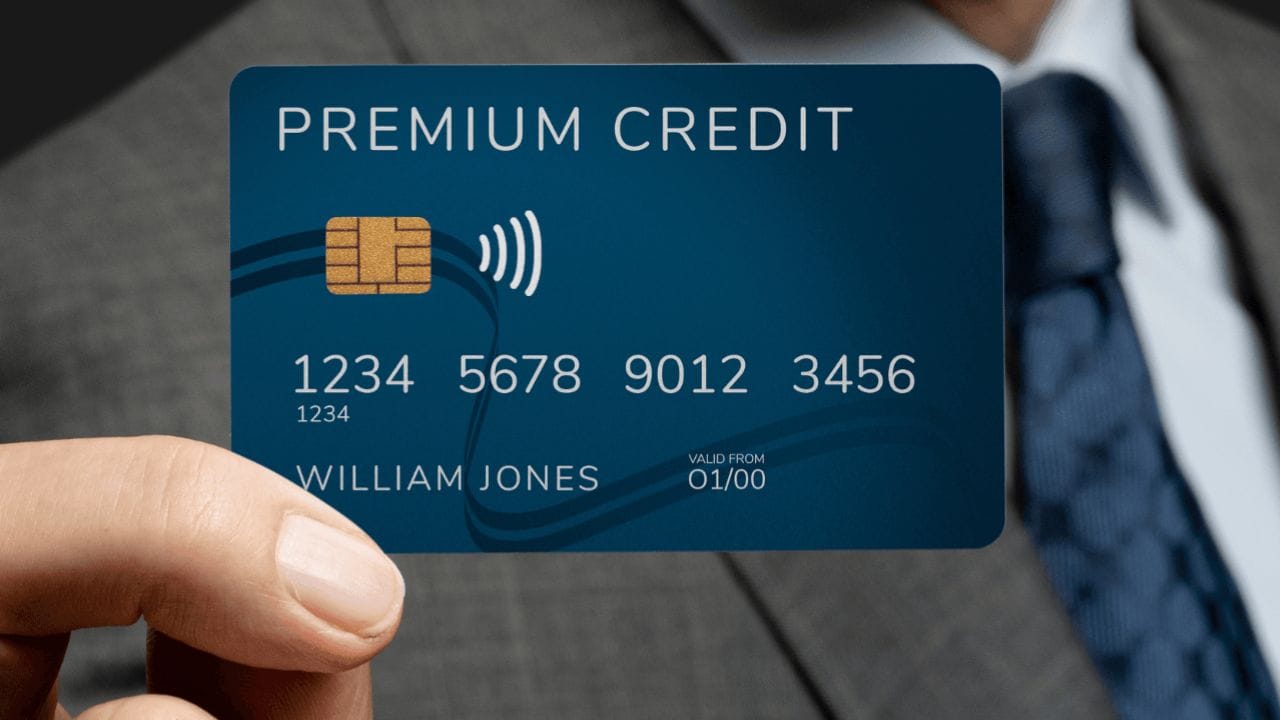 તમારા ક્રેડિટ સ્કોર નક્કી કરતી વખતે ઘણા પરિબળો ધ્યાનમાં લેવામાં આવે છે. સૌથી મહત્વપૂર્ણ એ છે કે તમે તમારી મર્યાદાનો કેટલો ઉપયોગ કરી રહ્યા છો. 