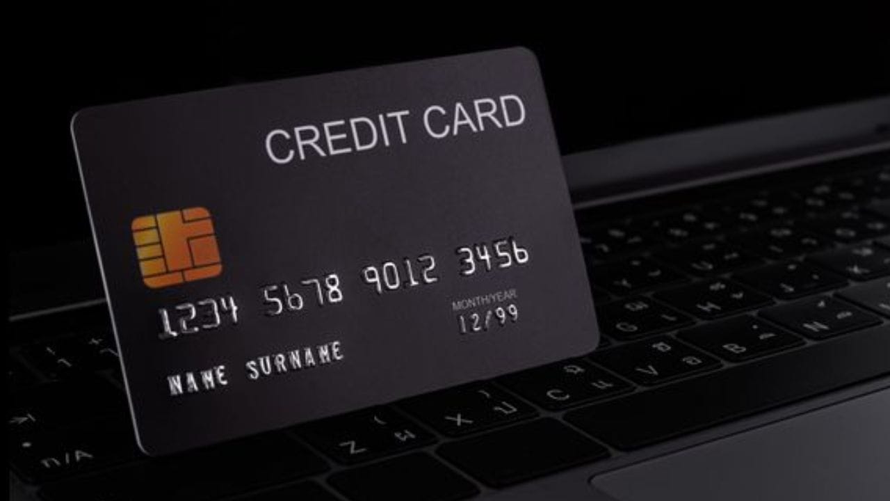 જ્યારે તમે ક્રેડિટ કાર્ડ બંધ કરો છો, ત્યારે તમારી કુલ ઉપલબ્ધ ક્રેડિટ મર્યાદા ઘટે છે. ધારો કે તમારી પાસે ₹2 લાખ (200,000) ની કુલ મર્યાદાવાળા બે કાર્ડ છે. 