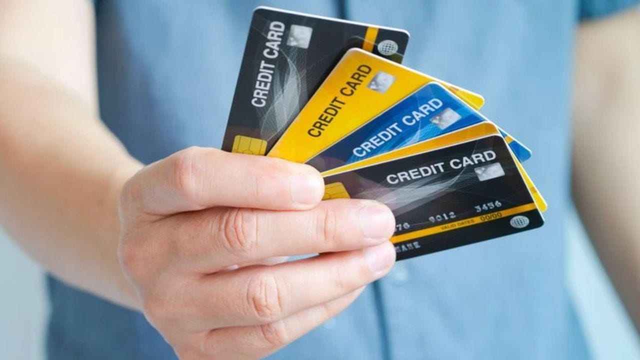 જો કોઈ કાર્ડની વાર્ષિક ફી ઊંચી હોય અથવા તેના ફાયદા હવે તમારા માટે ઉપયોગી ન હોય, તો તેને બંધ કરવું સમજદારીભર્યું હોઈ શકે છે. જો કે, જો કાર્ડ મફત હોય, તો તેને સક્રિય રાખવું અને ક્યારેક ક્યારેક નાના ખર્ચ માટે તેનો ઉપયોગ કરવો શ્રેષ્ઠ છે. હંમેશા તમારા ક્રેડિટ કાર્ડનો ઉપયોગ તમારી મર્યાદાના 30% ની અંદર રાખો. દરેક બિલ સમયસર અને સંપૂર્ણ ચૂકવો. તમારા જૂના કાર્ડને સક્રિય રાખો અને તેને બિનજરૂરી રીતે બંધ કરવાનું ટાળો. આ નાની ટેવો લાંબા ગાળે તમારા ક્રેડિટ સ્કોરને મજબૂત બનાવવામાં મદદ કરી શકે છે.