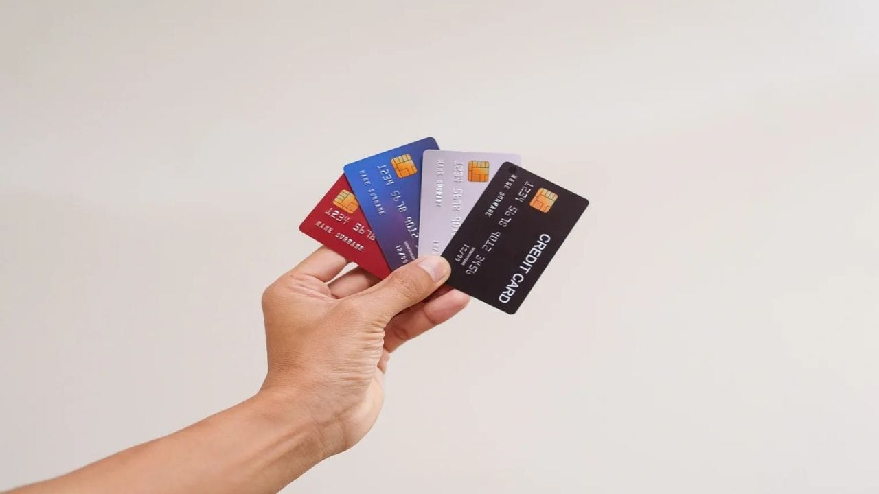 જો તમે દર મહિને ₹40,000 ખર્ચ કરો છો, તો તમારો ક્રેડિટ ઉપયોગ ગુણોત્તર 20% હશે. પરંતુ જેમ જેમ તમે એક કાર્ડ બંધ કરો છો અને મર્યાદા ₹1 લાખ (100,000) થઈ જાય છે, ત્યારે તે જ ખર્ચ અચાનક 40% પર દેખાય છે. બેંકો આને વધુ જોખમ માને છે.