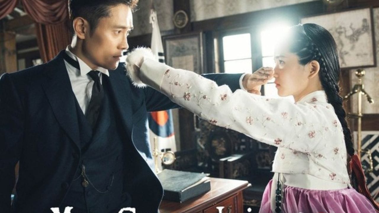 Mr. Sunshine (મિસ્ટર સનશાઇન) : 1900ના દાયકામાં કોરિયાના તબાહી સમયગાળાની પૃષ્ઠભૂમિમાં લોકપ્રિય રહી છે, આ સિરીઝ અમેરિકામાં જન્મેલા કોરિયન યુવાન યુઇ ગુન વિના પર કેન્દ્રિત છે. તે કૂવાલા કાર્યો સાથે જોડાય છે અને પોતાના દેશમાં ફરીથી આવીને પોતાના લોકોને બચાવવાનો પ્રયાસ કરે છે. સિરીઝમાં દેશપ્રેમ, વ્યક્તિત્વ અને સમયની સત્યતાઓ પ્રસ્તુત છે. આ સિરીઝ હિન્દી ડબમાં ઉપલબ્ધ છે અને ભારતના OTT પ્લેટફોર્મ્સ પર બનેલી. આ સીરિઝ તમે નેટફ્લિક્સ પર જોઈ શકો છો. 