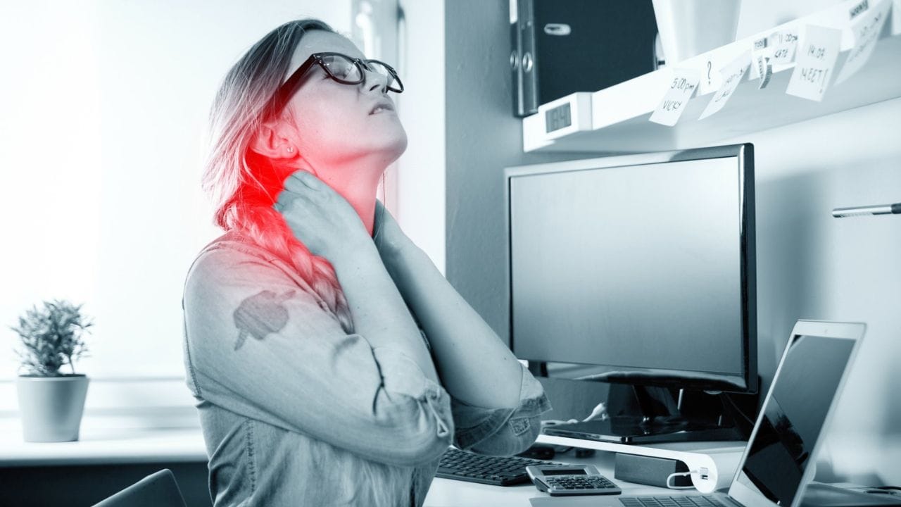 આનાથી ગરદન જડતા, દુખાવો અને આંખોમાં બળતરા અથવા ભારેપણું થઈ શકે છે. ઘણા લોકો શરૂઆતમાં આને નાની સમસ્યા તરીકે નકારી કાઢે છે, પરંતુ સમય જતાં આ સમસ્યા વધુ ખરાબ થઈ શકે છે. તેથી કેટલીક આદતોમાં સુધારો કરવો મહત્વપૂર્ણ છે.
