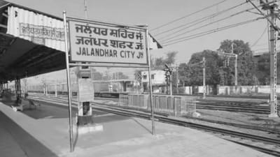 ભારતમાં એવી એક વિશેષ ટ્રેન છે, જેમાં મુસાફરોને કોઈપણ ચાર્જ વિના ભોજન આપવામાં આવે છે. આ ટ્રેન “સચખંડ એક્સપ્રેસ” તરીકે ઓળખાય છે અને તેનો ટ્રેન નંબર 12715 છે. તે મહારાષ્ટ્રના નાંદેડ શહેરથી પંજાબના પવિત્ર અમૃતસર સુધી તેની સેવા આપે છે. આ ટ્રેનની વિશેષતા એ છે કે એસી, સ્લીપર તથા જનરલ સહિત દરેક કોચમાં સફર કરતા મુસાફરોને વિનામૂલ્યે ભોજન આપવામાં આવે છે. આ સેવા માટે કોઈ પણ પ્રકારની ફી વસૂલાતી નથી. ( Credits: AI Generated )