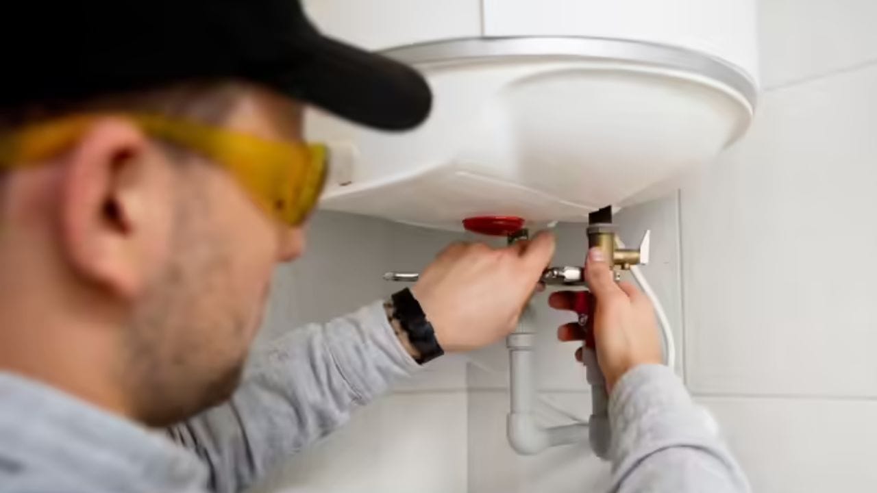 તાપમાન અને દબાણમાં આ વધારો ગીઝરમા બ્લાસ્ટ કરી શકે છે, જે ખાસ કરીને જ્યારે કોઈ બાથરૂમમાં હોય ત્યારે ખતરનાક હોય છે. વધુમાં, સ્નાન કરતી વખતે ગીઝર ચાલુ રાખવાથી અન્ય સમસ્યાઓ થઈ શકે છે, જેમ કે ઇલેક્ટ્રિક શોક અને ક્ષતિગ્રસ્ત વાયરિંગ. ચાલો જાણીએ કે આને કેવી રીતે અટકાવવું.