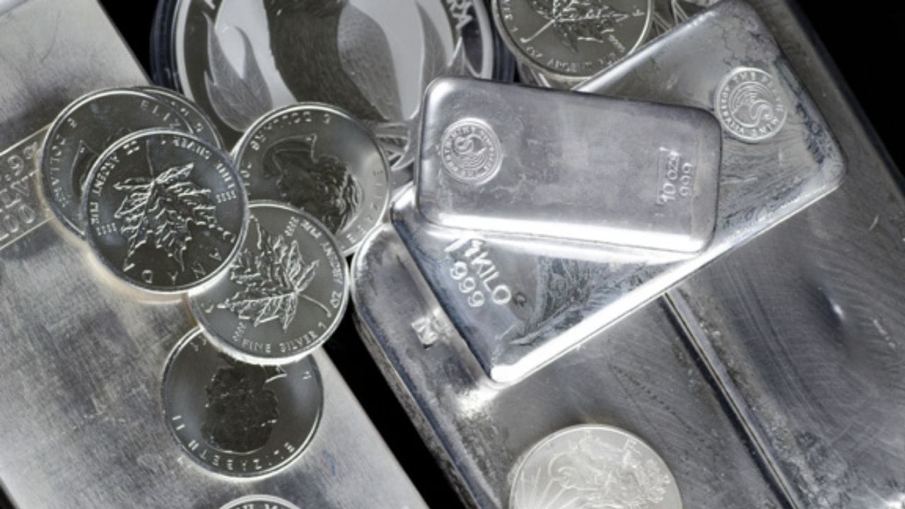 25 જાન્યુઆરીની સવારે ચાંદીમાં પણ સાપ્તાહિક ધોરણે નોંધપાત્ર વધારો જોવા મળ્યો છે. એક અઠવાડિયામાં ભાવ ₹40,000 વધ્યા છે. 25 જાન્યુઆરીની સવારે ચાંદીનો ભાવ ₹3,35,000 પ્રતિ કિલોગ્રામ હતો. વિદેશી બજારોમાં હાજર ભાવ $99.46 પ્રતિ ઔંસ હતો.