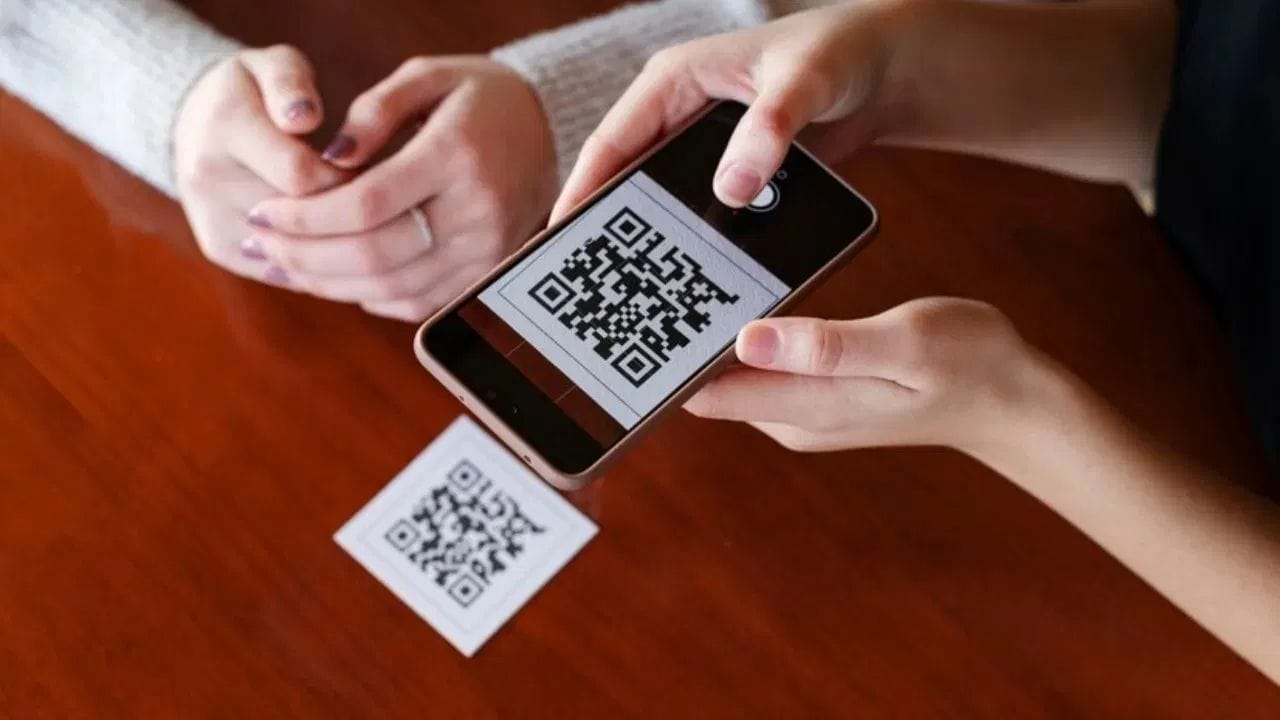 "જનરેટ" પર ક્લિક કરો. તમારો કોડ બનાવવામાં આવશે અને તમે તેનો ઉપયોગ તમને યોગ્ય લાગે તે રીતે કરી શકો છો. (નોંધ: QR કોડ જનરેટ કરતી બધી એપ્લીકેશન ફ્રી નથી હોતી. અમુક પેઈડ વર્ઝન હોય શકે છે. તો તેનું ધ્યાન રાખવું. કેન્વામાં પણ તમે સારી રીતે ક્યુ આર કોડ બનાવી શકો છો.)