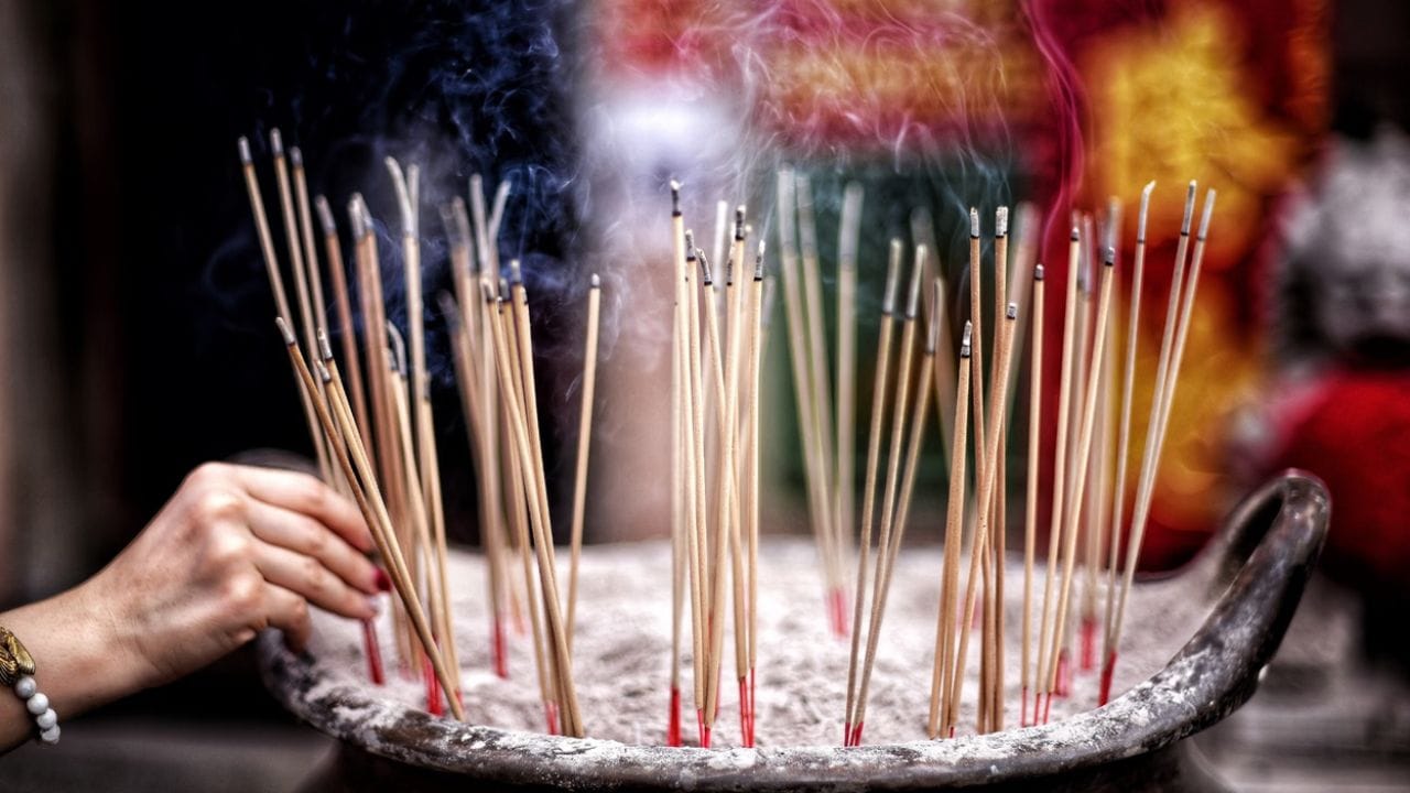 હિન્દુ વિદ્વાનો કહે છે કે પ્રાચીન ગ્રંથોમાં પૂજા દરમિયાન ધૂપબત્તી અને કપૂરનો ઉલ્લેખ છે, પરંતુ અગરબત્તીનો નથી. એવું માનવામાં આવે છે કે પૂજા દરમિયાન વાંસની ધૂપદાંડીનો ઉપયોગ પ્રતિબંધિત છે કારણ કે વાંસ અંતિમ સંસ્કારની સામગ્રી સાથે સંકળાયેલ છે. તેથી, કોઈપણ શુભ કાર્ય અથવા પૂજા વિધિમાં અગરબત્તીનો ઉપયોગ પ્રતિબંધિત છે. તેના બદલે ધૂપબત્તીનો ઉપયોગ કરવો જોઈએ.