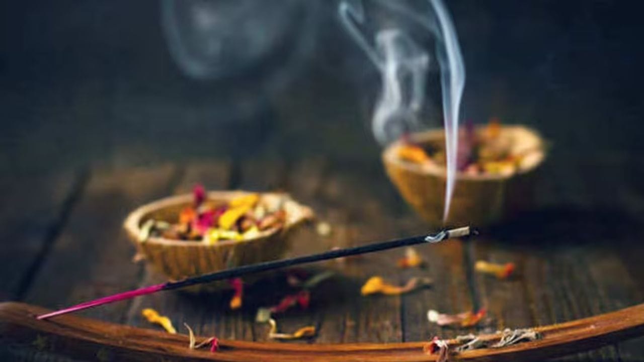 જ્યોતિષીઓના મતે, જો તમે પૂજા દરમિયાન અગરબત્તી પ્રગટાવો છો, તો આજથી બંધ કરી દો તેના બદલે ધૂપબત્તી એટલે કે ધૂપ આવે છે તેને પ્રગટાવો. આ ઘરમાં શાંતિ અને સુખ જાળવી રાખે છે અને દેવી-દેવતાઓના આશીર્વાદ લાવે છે.