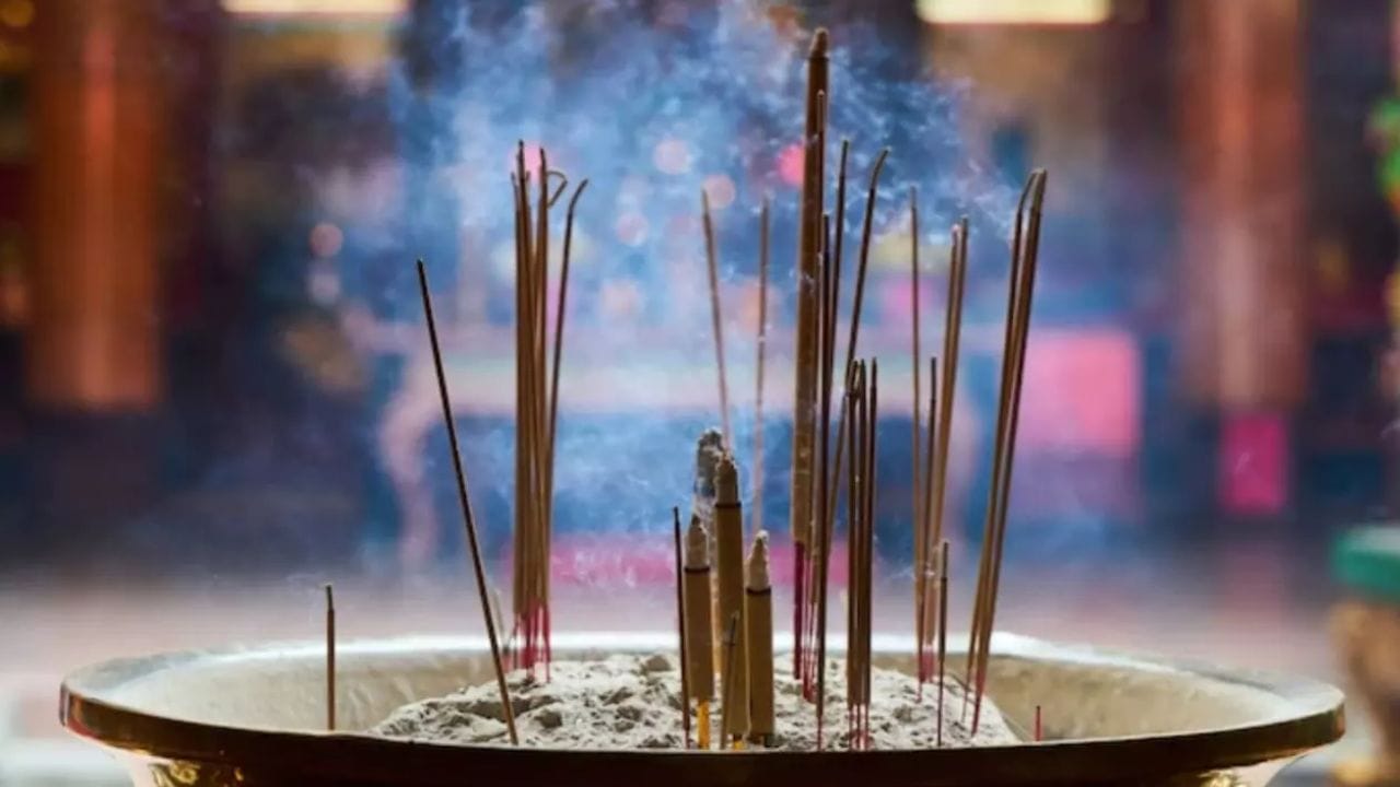 ઘરે રોજિંદી પૂજા હોય, ધાર્મિક વિધિ હોય કે મંદિરમાં દર્શન હોય, આરતીથી લઈને પૂજા વિધિ આપણે કરતા હોઈએ છે. જેમાં મોટાભાગના લોકો ઘરમાં પૂજા સમયે અગરબત્તી સળગાવે છે. 