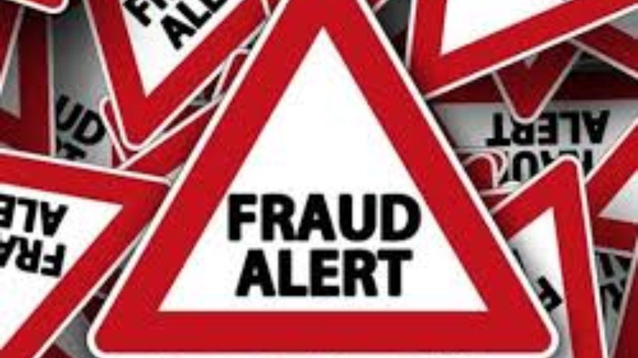 સ્થાનિક પોલીસમાં ફરિયાદ નોંધાવો: છેતરપિંડી જ્યાં થઈ હોય અથવા જ્યાં ટૂર શરૂ થવાનું હતું તે સ્થળની નજીકની પોલીસ સ્ટેશનમાં FIR નોંધાવી શકાય છે. IPC કલમ 420 (Cheating) હેઠળ ગુનો નોંધાય છે. જો તમે અન્ય રાજ્યમાં હો, તો પણ ત્યાંની પોલીસમાં ફરિયાદ નોંધાવવાનો સંપૂર્ણ અધિકાર છે.