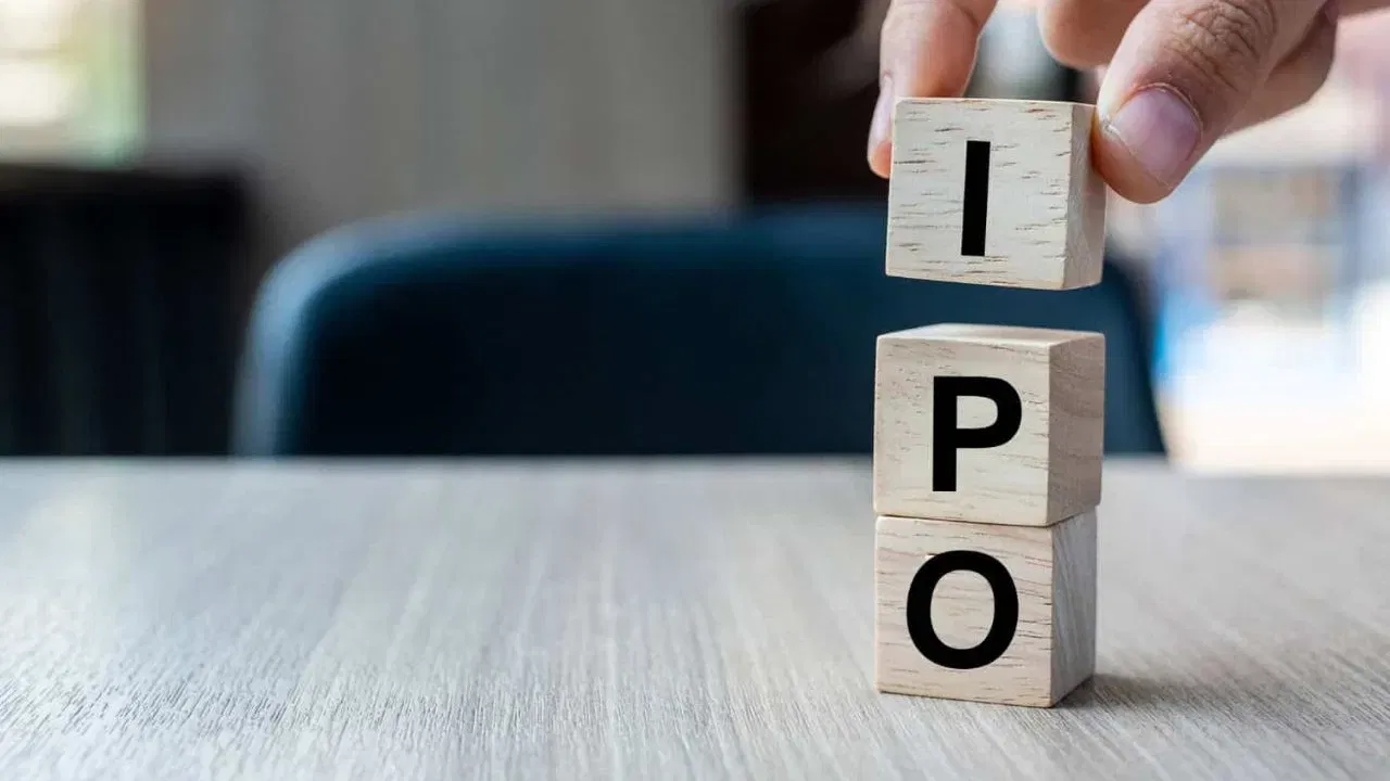 Shadowfax Technologies IPO: મેઇનબોર્ડ સેગમેન્ટમાં ₹1907.27 કરોડનો પબ્લિક ઇશ્યૂ 20 જાન્યુઆરીએ ખુલશે અને 22 જાન્યુઆરીએ બંધ થશે. બિડ્સ પ્રતિ શેર ₹118-₹124 ના પ્રાઇસ બેન્ડમાં અને 120 શેરના લોટમાં ઉપલબ્ધ છે. આ શેર 28 જાન્યુઆરીએ BSE અને NSE પર લિસ્ટ થવાની ધારણા છે.