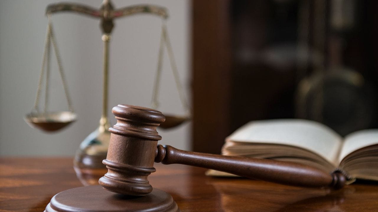 જો કામનું વાતાવરણ અત્યંત તણાવભર્યું હોય, પગાર ન મળતો હોય અથવા હેરાસમેન્ટ જેવી ગંભીર સમસ્યા હોય, તો કર્મચારી પાસે કાનૂની વિકલ્પો ઉપલબ્ધ છે. આવી સ્થિતિમાં HR અથવા મેનેજમેન્ટને લેખિતમાં જાણ કરવી અને પુરાવા સાથે પગલાં લેવાં વધુ યોગ્ય માનવામાં આવે છે.