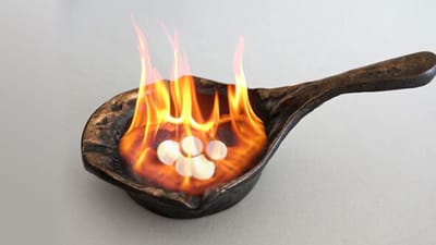 હિન્દુ ધર્મમાં કપૂરનું ખૂબ મહત્વ છે. કપૂરનો આ નાનો ટુકડો ધાર્મિક વિધિઓમાં ઉપયોગમાં લેવાય છે. એવું કહેવાય છે કે તેને બાળવાથી વાતાવરણમાંથી નકારાત્મક ઉર્જા દૂર થાય છે અને ઘરમાં સકારાત્મક ઉર્જા આવે છે. પરંતુ શું તમે જાણો સાંજના સમયે કપૂર બાળવાથી કે સળગાવવાથી શું થાય છે તેમજ તેમ કરવું શુભ છે કે અશુભ ચાલો સમજીએ.