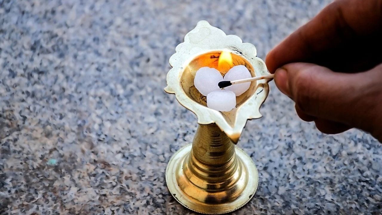 ઘરમાં દિવસ હોય કે રાત કોઈ પણ સમયે કપૂર બાળવું શુભ માનવામાં આવે છે કારણ કે તેનો ધુમાડો આખા ઘરમાં ફેલાય છે, જે તમારા  ઘરમાં સુખ, શાંતિ અને સમૃદ્ધિ લાવતા લાવે છે. 