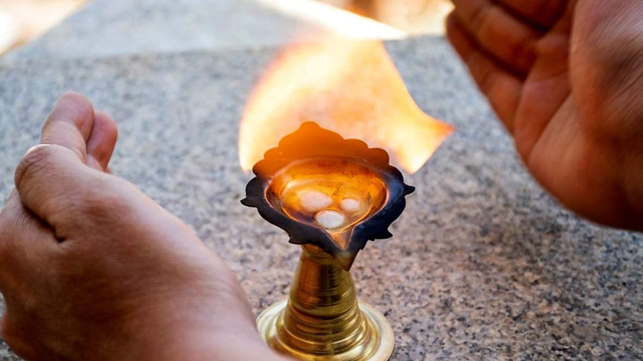 દેવી લક્ષ્મીના આશીર્વાદ વરસશે - ઘરમાં કપૂર બાળવાથી દેવી લક્ષ્મી પ્રસન્ન થાય છે. એવું કહેવાય છે કે સાંજે કપૂર બાળવાથી વાતાવરણ શુદ્ધ થાય છે, અને શુદ્ધ વાતાવરણ વાળા ઘરમાં દેવી લક્ષ્મી જલદી પ્રવેશ કરે છે.