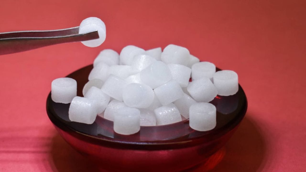 દેવામાંથી મુક્તિ મળે - શાસ્ત્રો અનુસાર, જો તમે દેવામાં ડૂબી ગયા હોવ કે આર્થિક સમસ્યાનો સામનો કરી રહ્યા હોવ તો સાંજે કપૂર બાળવું જોઈએ. એવું કહેવાય છે કે આમ કરવાથી ઝડપથી દેવમાંથી મુક્ત થઈ શકાય છે. વધુમાં, ઘરમાં કપૂર બાળવાથી પરિવારમાં સુખ અને શાંતિ આવે છે અને ઘરેલું મુશ્કેલીઓ પણ દૂર થઈ શકે છે.