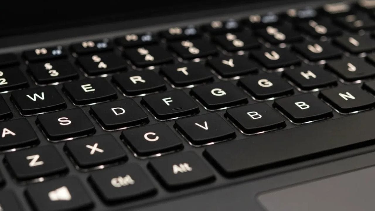 બેટરી દૂર કરો અને ફરીથી તપાસો: કેટલાક જૂના લેપટોપમાં કીબોર્ડની નીચે બેટરી ઇન્સ્ટોલ કરેલી હોય છે. સમય જતાં, જો બેટરી ફૂલી જાય, તો તે કીબોર્ડ પર દબાણ લાવી શકે છે, જેના કારણે કી ખરાબ થઈ શકે છે. લેપટોપમાં કોઈપણ ફૂલી છે કે નહીં તે કાળજીપૂર્વક તપાસો. જો બેટરી દૂર કરી શકાય તેવી હોય, તો લેપટોપ બંધ કરો, બેટરી દૂર કરો, અને પછી ફક્ત ચાર્જર પ્લગ ઇન કરીને તેને ચાલુ કરો. જો કીબોર્ડ યોગ્ય રીતે કાર્ય કરે છે, તો બેટરી ખામીયુક્ત છે અને તેને બદલવાની જરૂર છે. હંમેશા મૂળ બેટરીનો ઉપયોગ કરો.