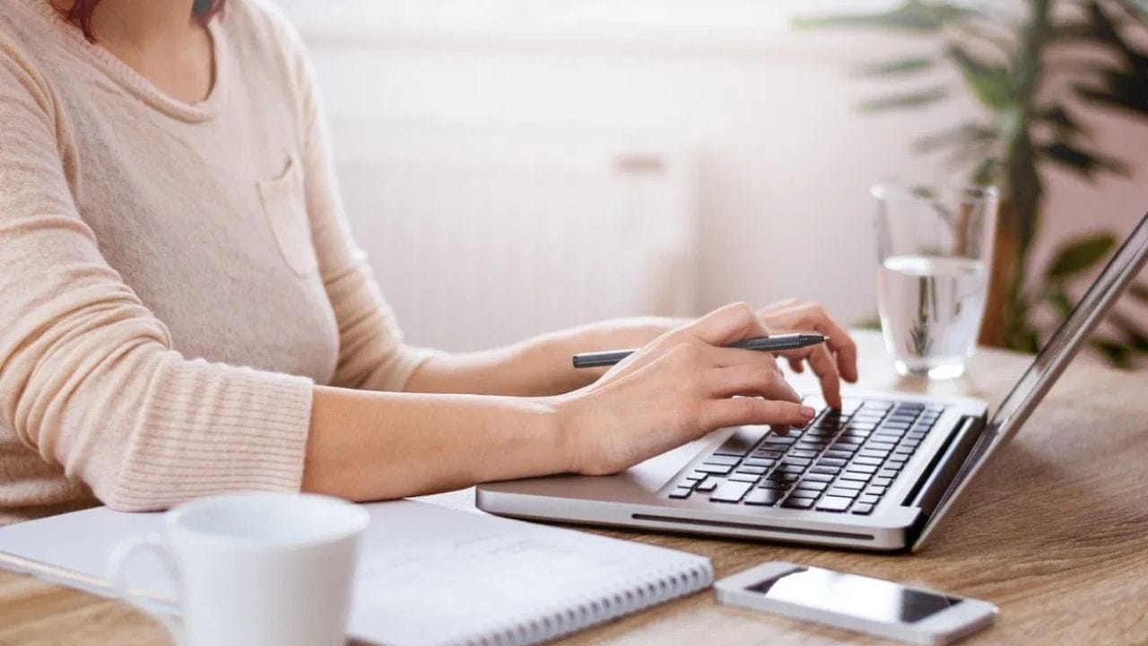 પહેલા લેપટોપ રીબૂટ કરવાનો પ્રયાસ કરો: કેટલીકવાર, કીબોર્ડ સમસ્યાઓ ફક્ત એક નાની સોફ્ટવેર ખામીને કારણે થાય છે, જે લેપટોપને બંધ કરીને અને ફરીથી શરૂ કરીને આપમેળે ઠીક કરી શકાય છે. જો માઉસ અથવા ટ્રેકપેડ કામ કરતું નથી, તો પાવર બટનને 10-15 સેકન્ડ માટે દબાવો અને પકડી રાખો; લેપટોપ બંધ થઈ જશે. થોડીવાર પછી તેને ફરીથી શરૂ કરો. જો સમસ્યા ચાલુ રહે, તો લેપટોપને સેફ મોડમાં શરૂ કરવાનો પ્રયાસ કરો. સેફ મોડ ફક્ત આવશ્યક ફાઇલો અને ડ્રાઇવરો ચલાવે છે, જે સમસ્યા સોફ્ટવેર છે કે હાર્ડવેર છે તે નક્કી કરવામાં મદદ કરે છે. વિન્ડોઝ અને મેક બંને માટે સેફ મોડ માટેની પ્રક્રિયા અલગ છે.