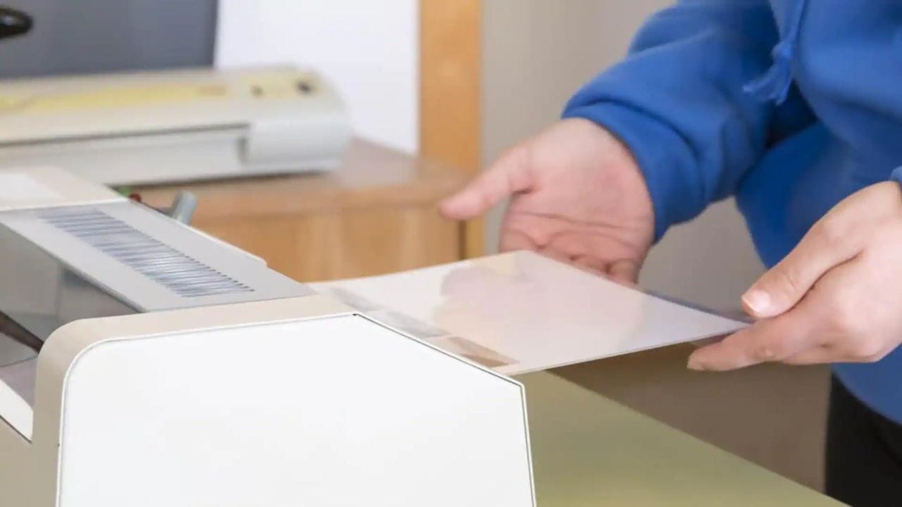 તો શું કરવું?: લેમિનેશનના બદલે નિષ્ણાતો સલાહ આપે છે કે: દસ્તાવેજોને પ્લાસ્ટિક ફાઈલ અથવા સ્લીવમાં રાખો. સ્કેન કરીને ડિજિટલ કૉપિ સાચવો. સરકારી દસ્તાવેજ માટે ડિજિટલ વોલેટ (DigiLocker) નો ઉપયોગ કરો. 
