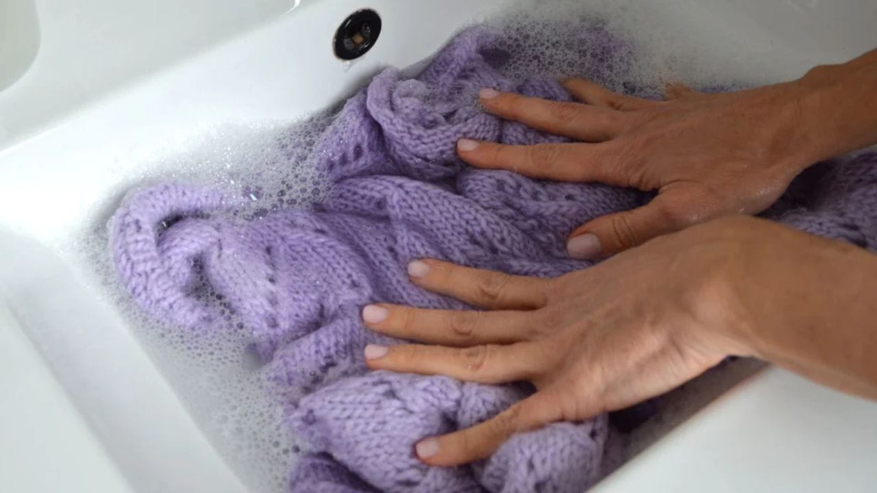 સ્વેટરને અંદરથી ફેરવો અને મશીનમાં જેન્ટલ અથવા ઊન મોડનો ઉપયોગ કરો. ફક્ત સ્વેટરને હળવેથી પલાળી રાખો અને નિચોવી લો અને રેસા નબળા ન પડે તે માટે સ્વચ્છ પાણીથી ધોવો.
