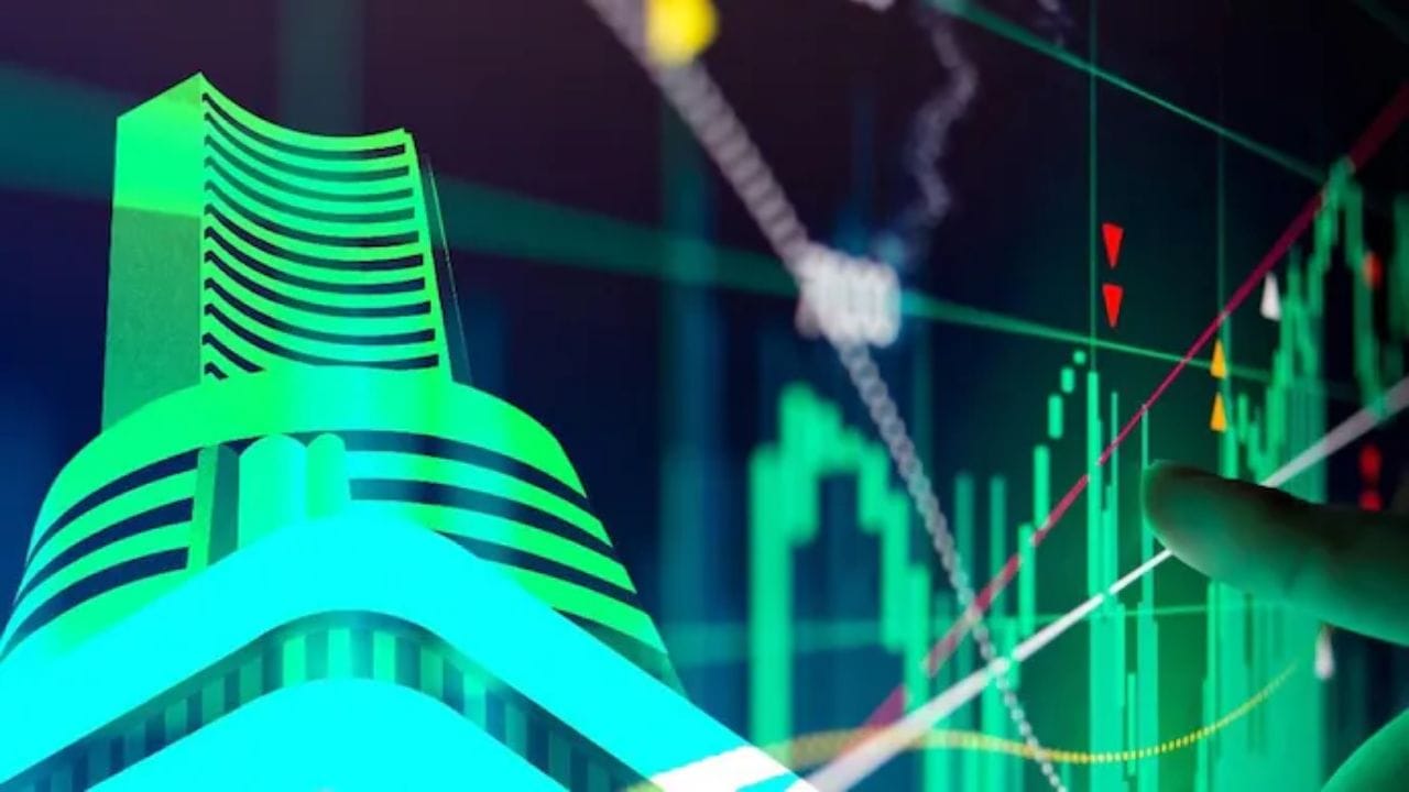 વર્તમાન કર નિયમો અનુસાર, ઇક્વિટી શેર અને ઇક્વિટી મ્યુચ્યુઅલ ફંડ પરનો લાંબા ગાળાનો મૂડી લાભ નાણાકીય વર્ષમાં પ્રથમ રૂ. 1 લાખથી ઓછો છે તો તેના પર ટેક્સ નહીં લાગે એટલે કે તે ટેક્સ ફ્રી છે. આનો અર્થ એ થયો કે જો કોઈ રોકાણકારનો કુલ LTCG ₹1 લાખથી ઓછો હોય, તો તેમણે કોઈ કર ચૂકવવાની જરૂર નથી. જો કે, જો નફો આ મર્યાદા કરતાં વધી જાય, તો ₹1 લાખથી વધુની રકમ પર 10% કર વસૂલવામાં આવે છે. 