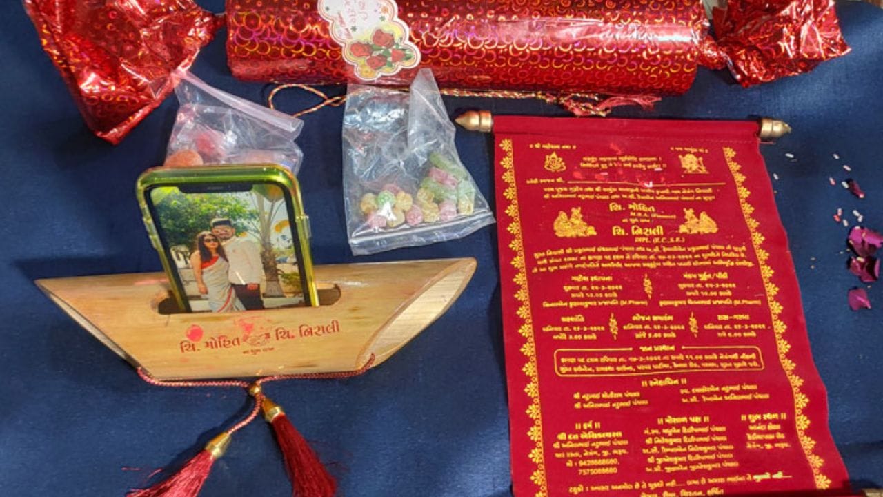 કાર્ડ પર કર્કશ શબ્દો અથવા ભારે શબ્દો લખવા જોઈએ નહીં. યુદ્ધ અથવા નિરાશાજનક છબીઓ ન હોવી જોઈએ. શુભ સમય અને તારીખ કાર્ડ પર સ્પષ્ટ રીતે લખેલી હોવી જોઈએ. પહેલું કાર્ડ હંમેશા તમારા પરિવારના દેવતા અથવા ભગવાન ગણેશને અર્પણ કરવું જોઈએ.