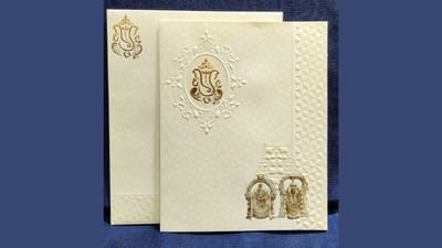 સનાતન ધર્મ શાસ્ત્રોમાં લગ્ન સહિત 16 વિધિઓનું વર્ણન છે. લગ્નને જીવનનો સૌથી ખાસ અને મહત્વપૂર્ણ તબક્કો માનવામાં આવે છે. આ જ કારણ છે કે લગ્નના કંકોત્રીને પણ ખૂબ જ ખાસ માનવામાં આવે છે. તે ફક્ત આમંત્રણ કાર્ડ નથી, પરંતુ નવા જીવનની શરૂઆત દર્શાવતો પહેલો ઔપચારિક સંદેશ છે.