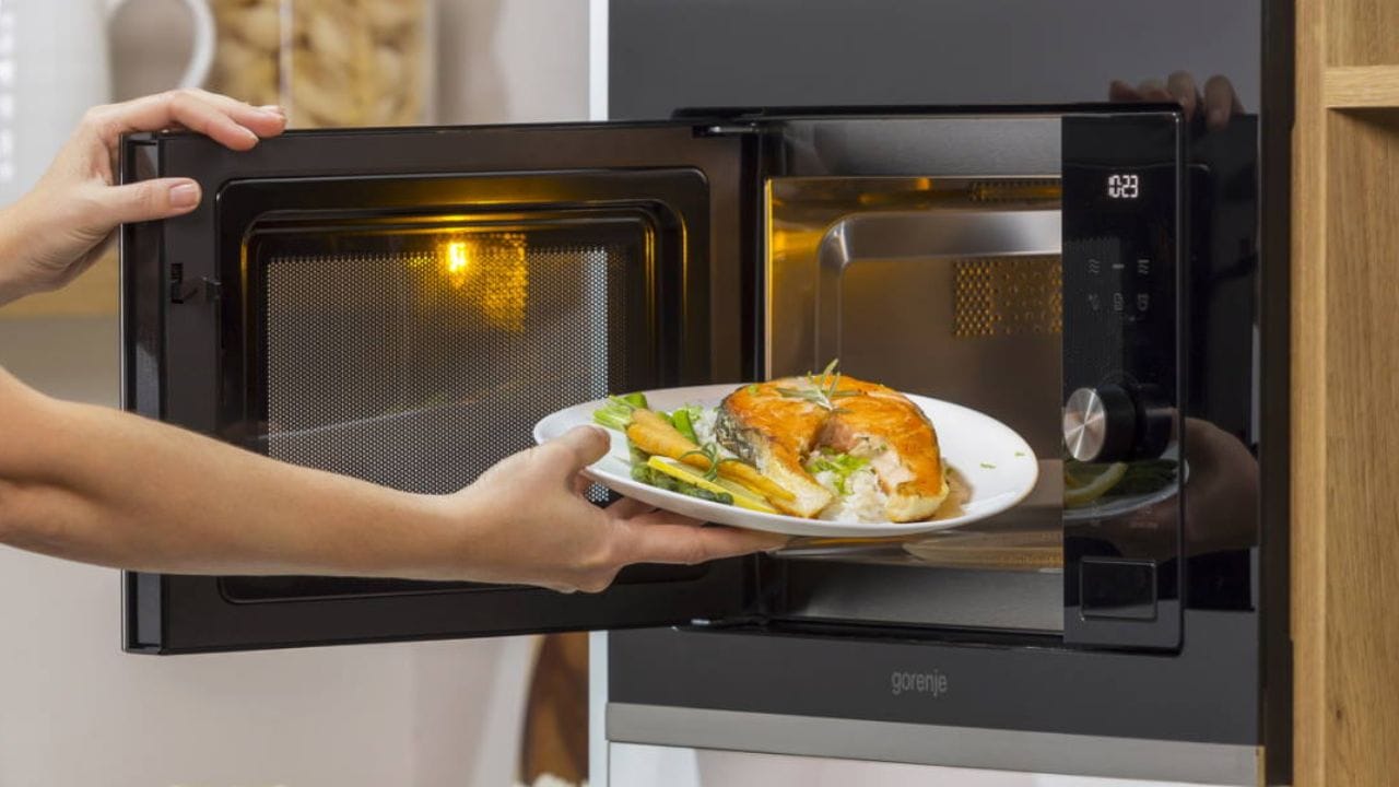 શિયાળાની ઋતુમાં દરેકને ગરમ ખોરાક ગમે છે. આ માટે ઘરોમાં માઇક્રોવેવનો વ્યાપકપણે ઉપયોગ થાય છે. માઇક્રોવેવમાં તમામ પ્રકારના ખોરાક ગરમ કરવામાં આવે છે. ખોરાક ગરમ કરવો ખૂબ જ સરળ છે, પરંતુ ક્યારેક ખોરાક માઇક્રોવેવમાં ઢોળાય છે, જેનાથી તે ખૂબ જ ગંદો થઈ જાય છે. 