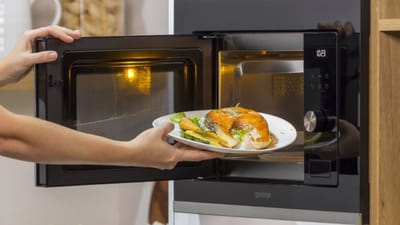 શિયાળાની ઋતુમાં દરેકને ગરમ ખોરાક ગમે છે. આ માટે ઘરોમાં માઇક્રોવેવનો વ્યાપકપણે ઉપયોગ થાય છે. માઇક્રોવેવમાં તમામ પ્રકારના ખોરાક ગરમ કરવામાં આવે છે. ખોરાક ગરમ કરવો ખૂબ જ સરળ છે, પરંતુ ક્યારેક ખોરાક માઇક્રોવેવમાં ઢોળાય છે, જેનાથી તે ખૂબ જ ગંદો થઈ જાય છે. 