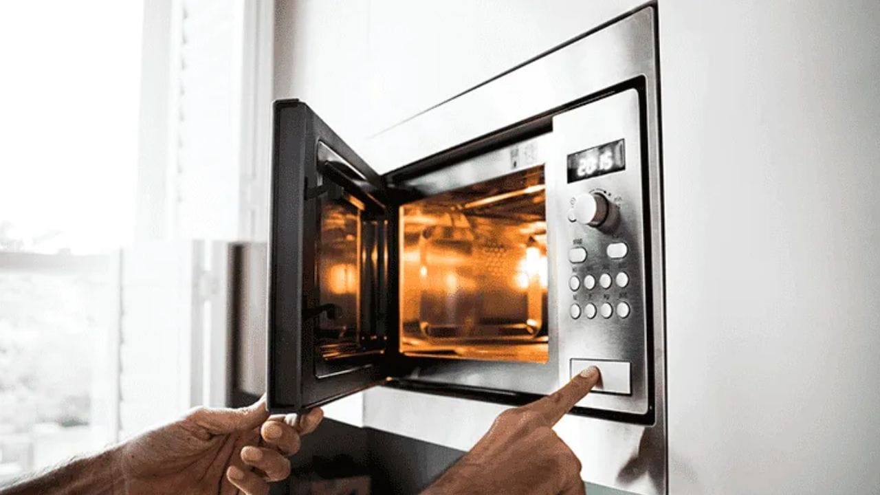  આંતરિક ભાગોની સફાઈ: માઇક્રોવેવની સફાઈ ખૂબ જ મહત્વપૂર્ણ છે. દરેક માઇક્રોવેવના આંતરિક ભાગો વિવિધ સામગ્રીથી બનેલા હોય છે. કેટલાક માઇક્રોવેવ સ્ટેનલેસ સ્ટીલનો ઉપયોગ કરે છે, જે સાફ કરવામાં સરળ છે. જૂના મોડેલોમાં પેઇન્ટેડ અથવા મીનોવાળી સપાટી હોઈ શકે છે. પહેલા, સમજો કે તમારા માઇક્રોવેવની અંદર શું છે અને તમે તેને નુકસાન પહોંચાડ્યા વિના કેવી રીતે સાફ કરી શકો છો.