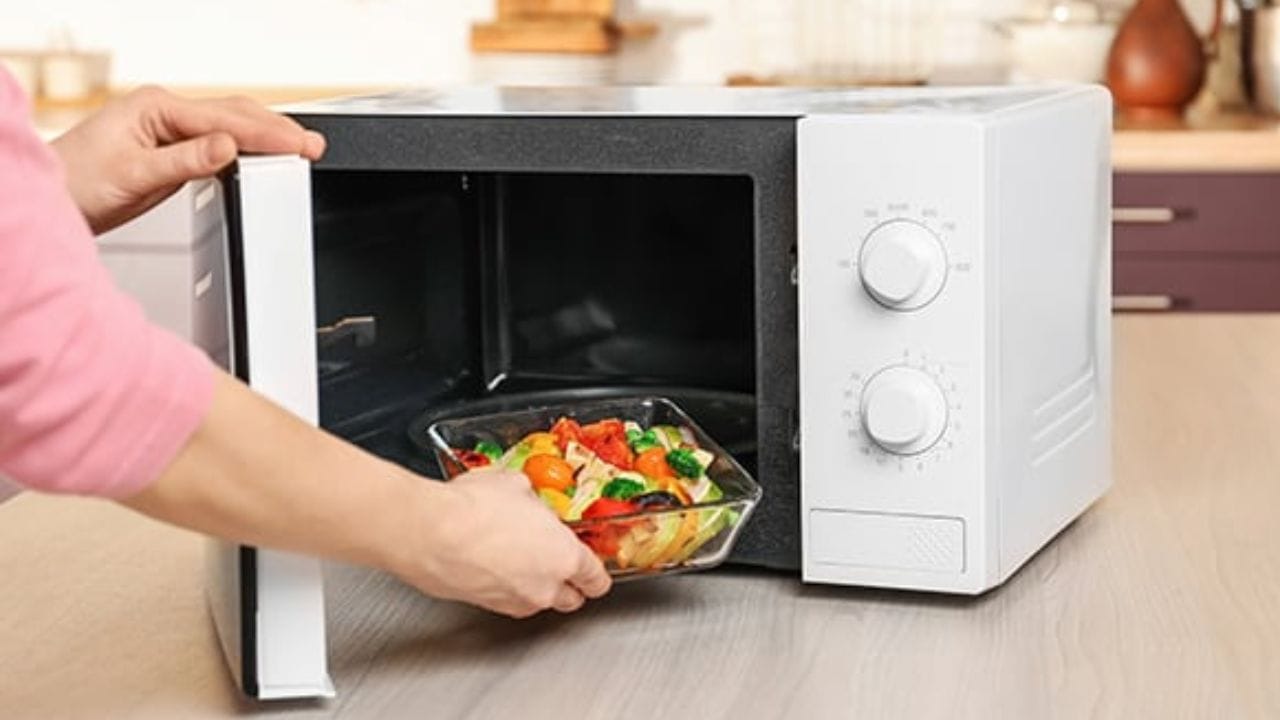 વેન્ટ્સ અથવા કંટ્રોલ પેનલ પર ક્યારેય કંઈપણ સીધું સ્પ્રે કરશો નહીં, કારણ કે પાણી અંદર પ્રવેશી શકે છે અને ઇલેક્ટ્રિકલ ભાગોને નુકસાન પહોંચાડી શકે છે. આ બાબતોને ધ્યાનમાં રાખવાથી તમને તમારા ઓવનને સુરક્ષિત રીતે સાફ કરવામાં મદદ મળી શકે છે.