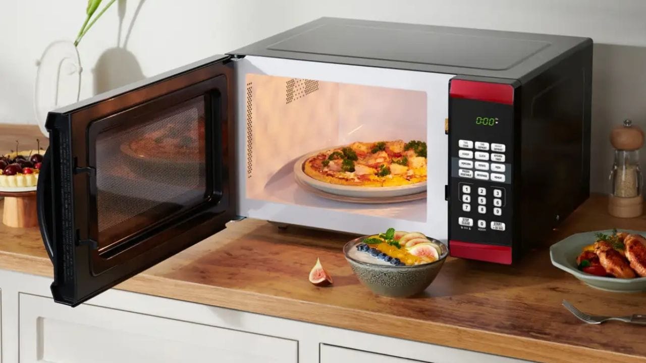 સ્ક્રબર્સ ઓવનને નુકસાન પહોંચાડી શકે: રફ સ્ક્રબર્સને બદલે નરમ કાપડ, સ્પોન્જ અથવા માઇક્રોફાઇબર ટુવાલનો ઉપયોગ કરો. સ્ક્રબર્સ તમારા માઇક્રોવેવને નુકસાન પહોંચાડી શકે છે. બ્લીચ કેટલીક સપાટીઓમાંથી જંતુઓ દૂર કરે છે, પરંતુ તે માઇક્રોવેવ માટે ખૂબ કઠોર છે અને તીવ્ર ગંધ છોડી શકે છે. એમોનિયા આધારિત ક્લીનર્સ કેટલાક માઇક્રોવેવ ફિનિશને પણ નુકસાન પહોંચાડી શકે છે.