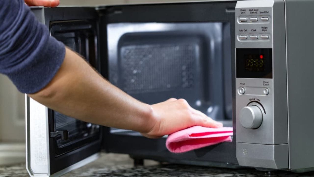 માઇક્રોવેવ સાફ કરવું એ ખોરાક ગરમ કરવા જેટલું જ સરળ છે. ઘણા લોકો માઇક્રોવેવ સાફ કરતી વખતે ભૂલો કરે છે, જે તેના કોટિંગ અને આંતરિક ભાગોને નુકસાન પહોંચાડે છે. અહીં, અમે તમને જણાવીશું કે માઇક્રોવેવને કોઈપણ નુકસાનથી બચાવવા માટે માઇક્રોવેવ સાફ કરતી વખતે કઈ બાબતો ટાળવી જોઈએ.